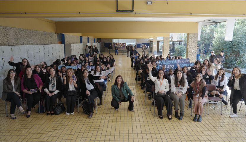 Tania Pérez de CIAL Alimentos conversando con estudiantes en el encuentro Soy Pionera de SOFOFA.