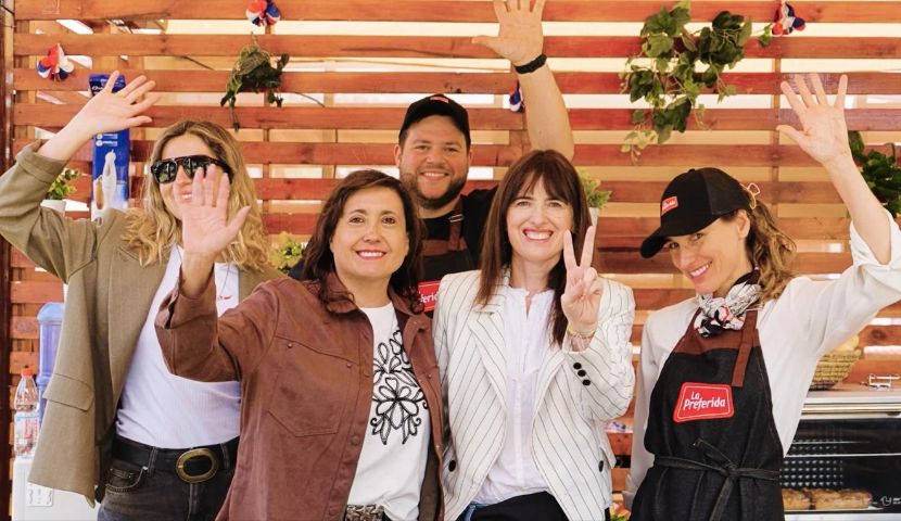 Nicolás Contrucci y Marta Fernández preparando recetas a la parrilla junto a La Preferida en el Parque Padre Hurtado.